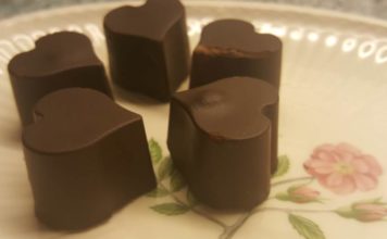 Lactosevrije chocoladehartjes met abrikozenvulling lactosevrij en glutenvrij cashewnoten