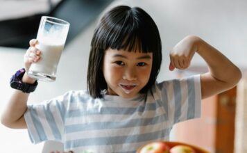 kleine pakjes lactosevrije melk en plantaardige melk